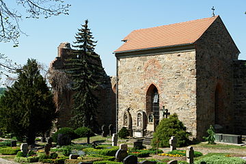 Kapelle an der Ruine der Nikolaikirche mit Friedhof (2007)