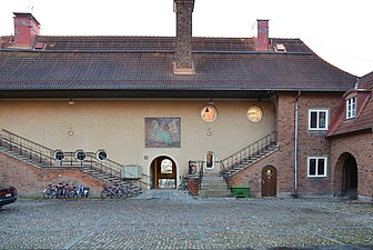 Fasad mot innergården, över portiken syns Jurgen Wrangels fresk.