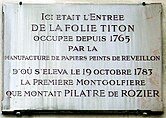 À gauche, le no 31 bis où se situait l'entrée de l’ancienne folie Titon ; au milieu, la plaque commémorative du premier décollage de montgolfière en 1783 et à droite, celle commémorant les émeutes d’avril 1789, juste avant la Révolution française.