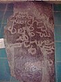 ~1500 let starý nápis na kameni v muzeu v Aráku.