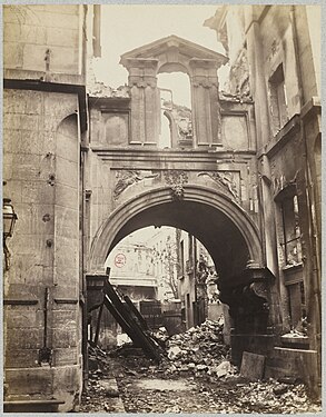 L'arc de Nazareth après les incendies de la Commune.