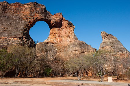 En la Pedra Furada, situada al parc nacional de la Serra de la Capibara, es van trobar restes d'ocupació humana que daten d'almenys 22 mil anys.