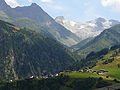 Val Plattas, med Piz Medel i midten og landsbyen Medel føre Val Plattas