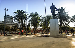 Tomás Berreta placo kun la monumento al José Gervasio Artigas;
en la fono, la paroka preĝejo de St. John la baptista.