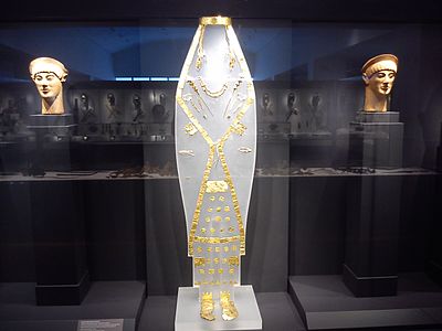 Zlati nakit in okraski za oblačila makedonske kraljice v Ajgi