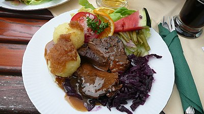 Sächsischer Sauerbraten mit Kartoffelklößen und Rotkohl