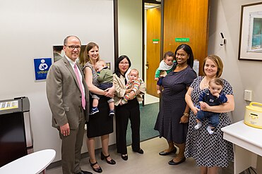 Вашингтон - Секретар за рад Томас Перез у обиласку новоформиране „собе за лактацију” (собе за дојење) у Министарству рада. Придружиле су му се службенице Министарства са својим бебама.