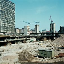 Schaktarbetenn för blivande Sergels torg. Vy mot femte Hötorgshuset, 1963