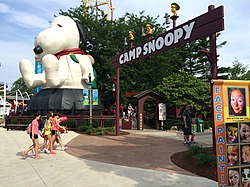 Snoopy Bounce ĉe Cedar Point Camp Snoopy-enirejo (1572).jpg