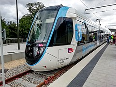 Une rame Citadis Dualis en gare de Saint-Cyr.