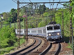 La BB 22260 en livrée « gris béton » en tête d'un TER Genève-Chambéry au sud d'Aix-les-Bains.