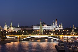 Изглед към река Москва през нощта