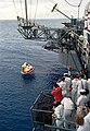 Vyzdvihnutie veliteľského modulu na palubu lietadlovej lode USS Ticonderoga
