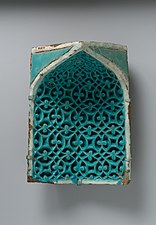 Azulejo de una trompa, finales del siglo XIV, pasta de piedra tallada y vidriada
