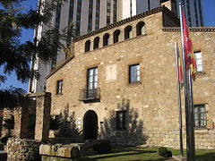 Masia de Can Vinyals o Torre Rodona (segle xiv).