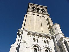 gros plan sur le clocher de la cathédrale Saint-Apollinaire
