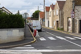 Même rue que l'image précédente à la fin du XXe siècle ; pas de changement dans les bâtiments ; la rue a été goudronnée.