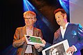 Winnaar 2016 John Schoorl (rechts) ontvangt de oorkonde uit handen van Constant Meijers (links)