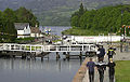 Rạch Caledonian Canal tại Fort Augustus, Loch Ness phía sau