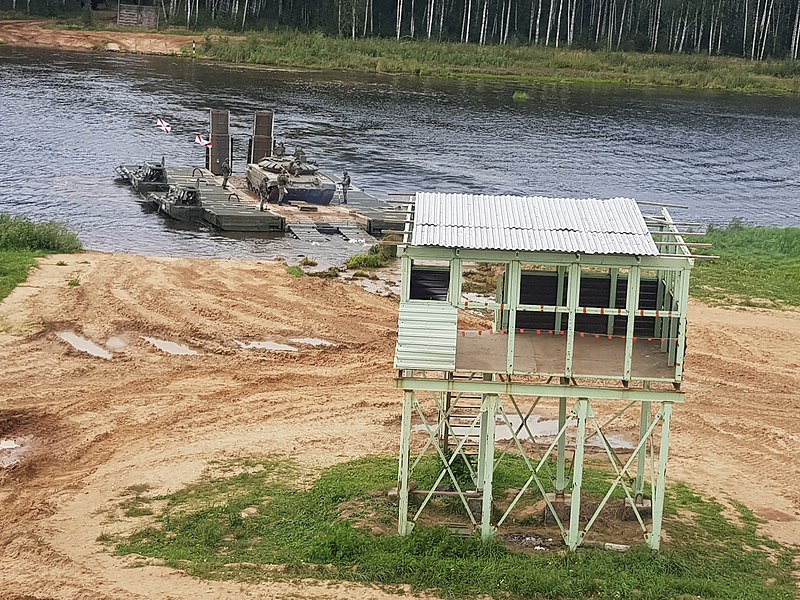 Преодоление водной преграды на полигоне Алабино, Армия-2021