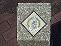 甲子園競輪場のマスコットキャラクター「キックル君」のマークが入ったモニュメント。競輪場跡地の北側の歩道に今も残る。