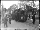 De nieuwe lijn 11 op het oostelijke Stationsplein op de eerste dag; 20 december 1948.