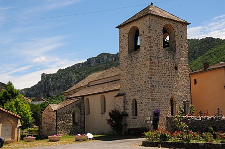 pohled na zvonici kostela Saint-Sauveur v Le Rozier