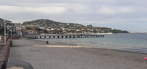 Vue sur la plage du Moure Rouge et son ponton sur la pointe Croisette. En arrière-plan, le quartier de la Californie.