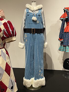 六本木ミュージアムの日向坂46展「WE R!」で展示された「ひなくり2019 〜17人のサンタクロースと空のクリスマス〜」での空色サンタ衣装（2024年5月13日撮影）