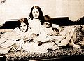 爱丽丝（右）与两位姐妹，路易斯·卡罗摄于1859年