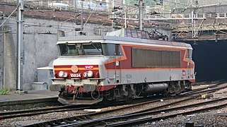 La BB 15024 en livrée « TEE Grand Confort » en gare d'Amiens.