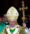 Paus Benedictus XVI met kruisstaf in 2008