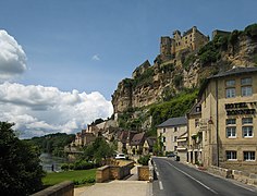 La RD 703 dans la traversée de Beynac.