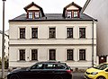 Wohnhaus in ehemals geschlossener Bebauung mit Nebengebäude