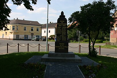 Braňany : place centrale et monument aux morts de la Première Guerre mondiale.