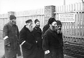 Евреи с жёлтыми звёздами в радомском гетто в марте 1941 года