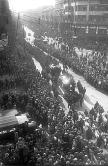 Berlin citizens attending the funeral of assassinated police captains Paul Anlauf and Franz Lenck in 1931 Bundesarchiv Bild 102-12159, Berlin, Trauerzug fur ermordete Polizisten.jpg