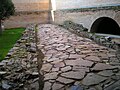 Calçada romana, trobada en el solar que ocupa el museu.