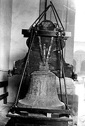 Zvon Dolores čaka na svojo namestitev. Fotografija iz leta 1935.