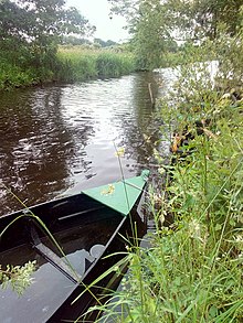 Chaland amarré sur un canal du marais