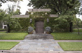 A sort of pedestrian gate to one side of the front gate