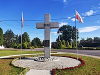 Krzyż w centrum wsi, upamiętniający 100-lecie odzyskania niepodległości przez Polskę