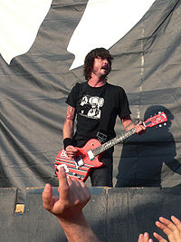 Dave Grohl em concerto com a banda, 2005