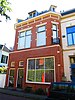 Betreft bovenwoning, onderdeel van een bouwblok met zeven woning