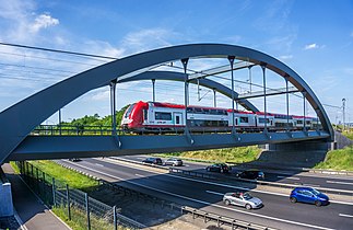 Eisenbahnbrücke der Bahnstrecke Petingen–Luxemburg über die A6