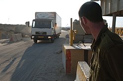 משאית עוברת במעבר, 2005