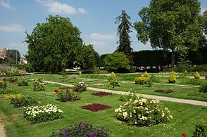 Jardín francés y rosaleda.