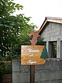 Panneau en bois du chemin de Cayro avec dessus une sculpture de lapins