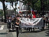 Ein Protest gegen HidroAysen in Barcelona, Spanien. Auf dem Banner steht „No HydroAysén, dam free Patagonia“, der Slogan der Opposition.