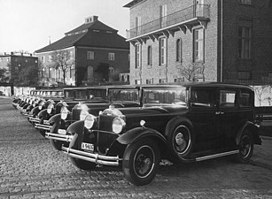 En rad med Packard utanför Diplomatstaden, 1930-tal.